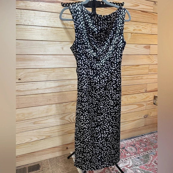 Maggie London midi dress 8 beautiful lined black and white silky feel EUC - Picture 8 of 8